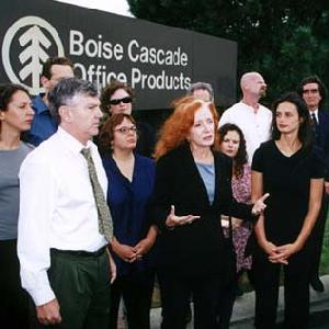 Bonnie Raitt articulates the protesters' objections to the logging practices of Boise Cascade in Itasca today. Randy Hayes stands to her left and Julia Butterfly Hill in black is to her right.