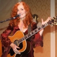 Bonnie Raitt delivers a moving tribute to John Prine with a stunning performance of 'Angel From Montgomery' - 2003 
