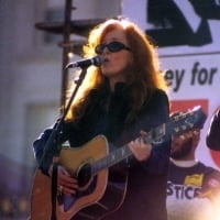 Bonnie Raitt performs at a peace rally in San Francisco - January 18, 2003  © Bill Clearlake