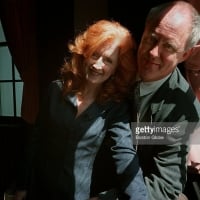 Bonnie Raitt and John Lithgow pose at the Agassiz Theatre on the Harvard Campus in Cambridge, Mass. Raitt received the third annual Harvard Arts Medal - May 2, 1997  © Dominic Chavez /The Boston Globe via Getty Images