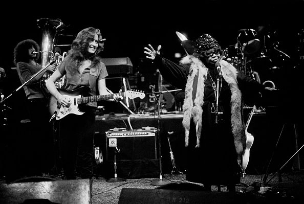 Bonnie Raitt and Sippie Wallace perform at the Mill Run Theater, Niles, Illinois, March 30, 1980 © Paul Natkin /Getty Images