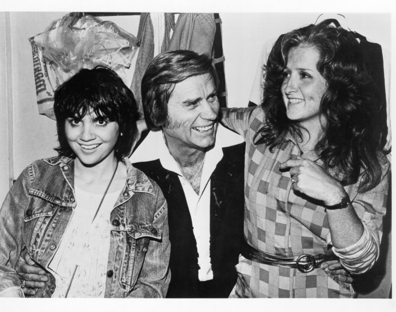 Linda Ronstadt and Bonnie Raitt join country star George Jones backstage at The Bottom Line in September 1980 in New York City, New York © Michael Ochs Archives /Getty Images