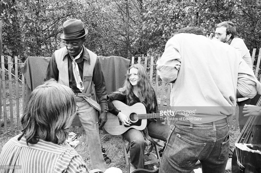 Mississippi Fred McDowell and Bonnie Raitt, 1970, Philadelphia Folk Festival © David Gahr
