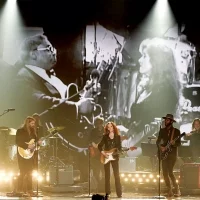 Bonnie Raitt performing with Stapleton (left) and Clark (right) during a tribute to B.B. King at the Grammys on Feb. 15, 2016. © Getty Images