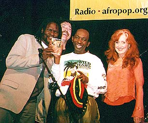Ish Mafundikwa awards Thomas Mapfumo at Let Freedom Sing! - Bottom Line New York - April 29, 2002 © Banning Eyre