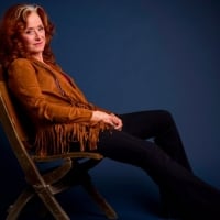 In-this-March-7-2016-photo-singer-Bonnie-Raitt-poses-for-a-portrait-in-New-York-to-promote-her-new-album-Dig-In-Deep © Drew-Gurian /Invision-AP