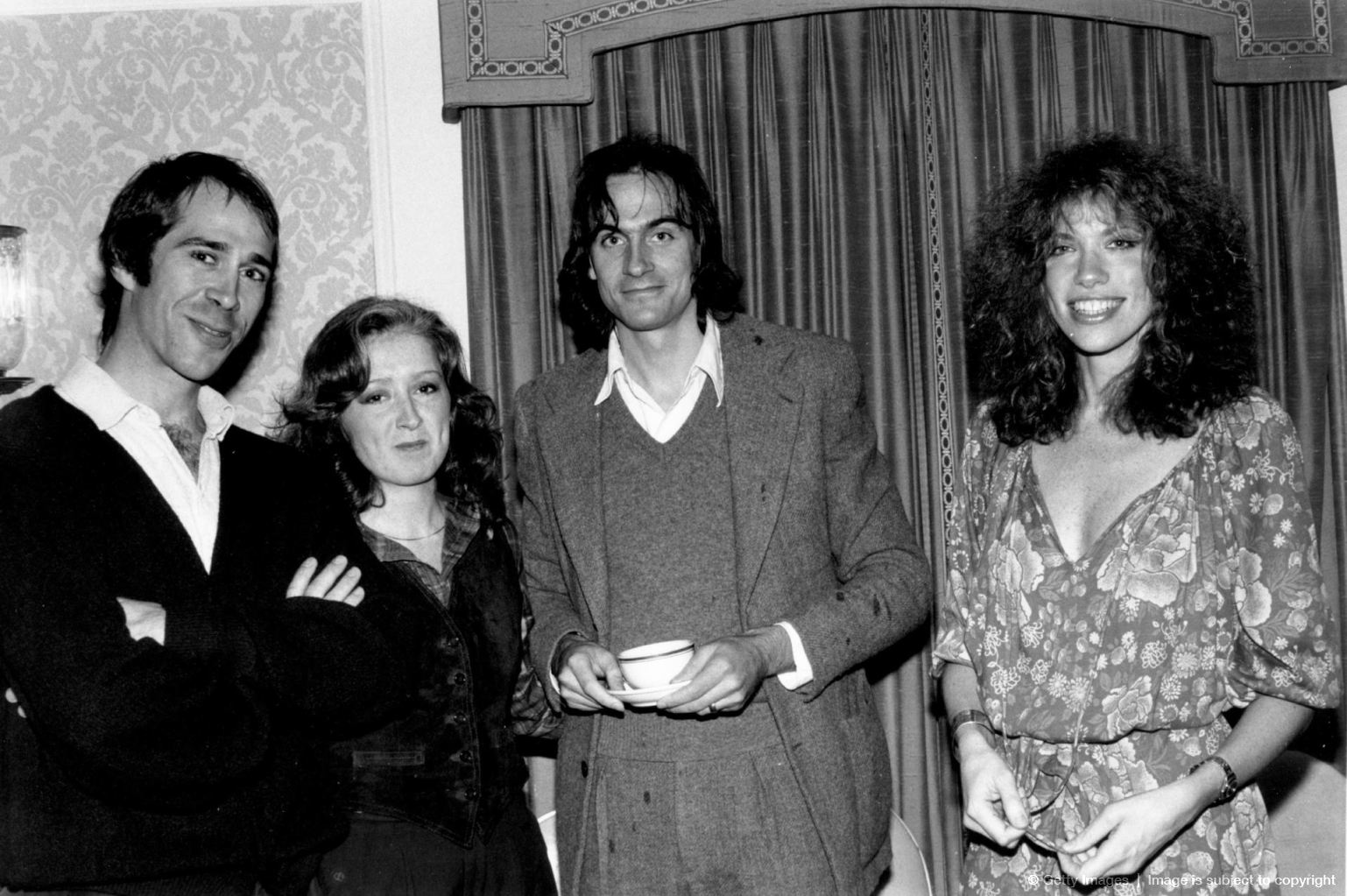 Musician and politician John Hall of the group 'Orleans', with singer/songwriters Bonnie Raitt, James Taylor and Carly Simon pose for a portrait backstage in circa 1980 © Robin Platzer /Getty Images