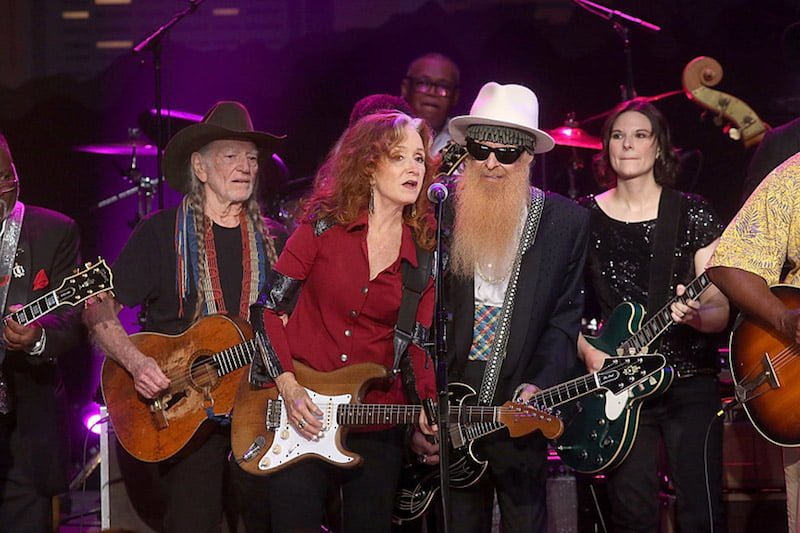 Auld Lang Syne: (l-r) Willie Nelson, Bonnie Raitt, Billy Gibbons, and Eve Monsees during Wednesday’s grand finale © Gary Miller