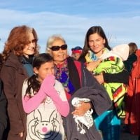 Bonnie Raitt with Faith Spotted Eagle and family at the Oceti Sakowin camp. Jackson Browne, Bonnie Raitt, Jason Mraz and donated $85k to the Standing Rock Sioux Tribe.