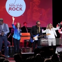 Keb' Mo', Bonnie Raitt, Elvis Costello, and Darlene Love perform onstage during the Little Kids Rock Benefit 2017 at PlayStation Theater on October 18, 2017 in New York City.  © Cindy Ord /Getty Images