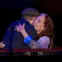 James Taylor and Bonnie Raitt embraced one another as Raitt walked on stage for her first performance since her surgery. © Alex Kormann /Star Tribune